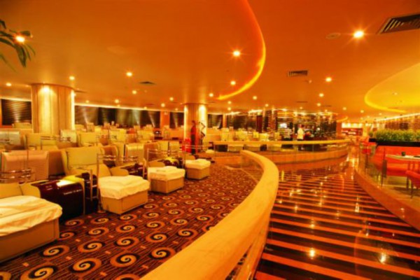 “重庆幸福广场旁，桑拿养生新体验，放松身心好去处！”